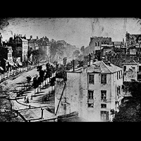 Парижский бульвар. Первый дагеротип с человеком в кадре. 1839.