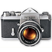 Первая зеркальная камера Nikon F.